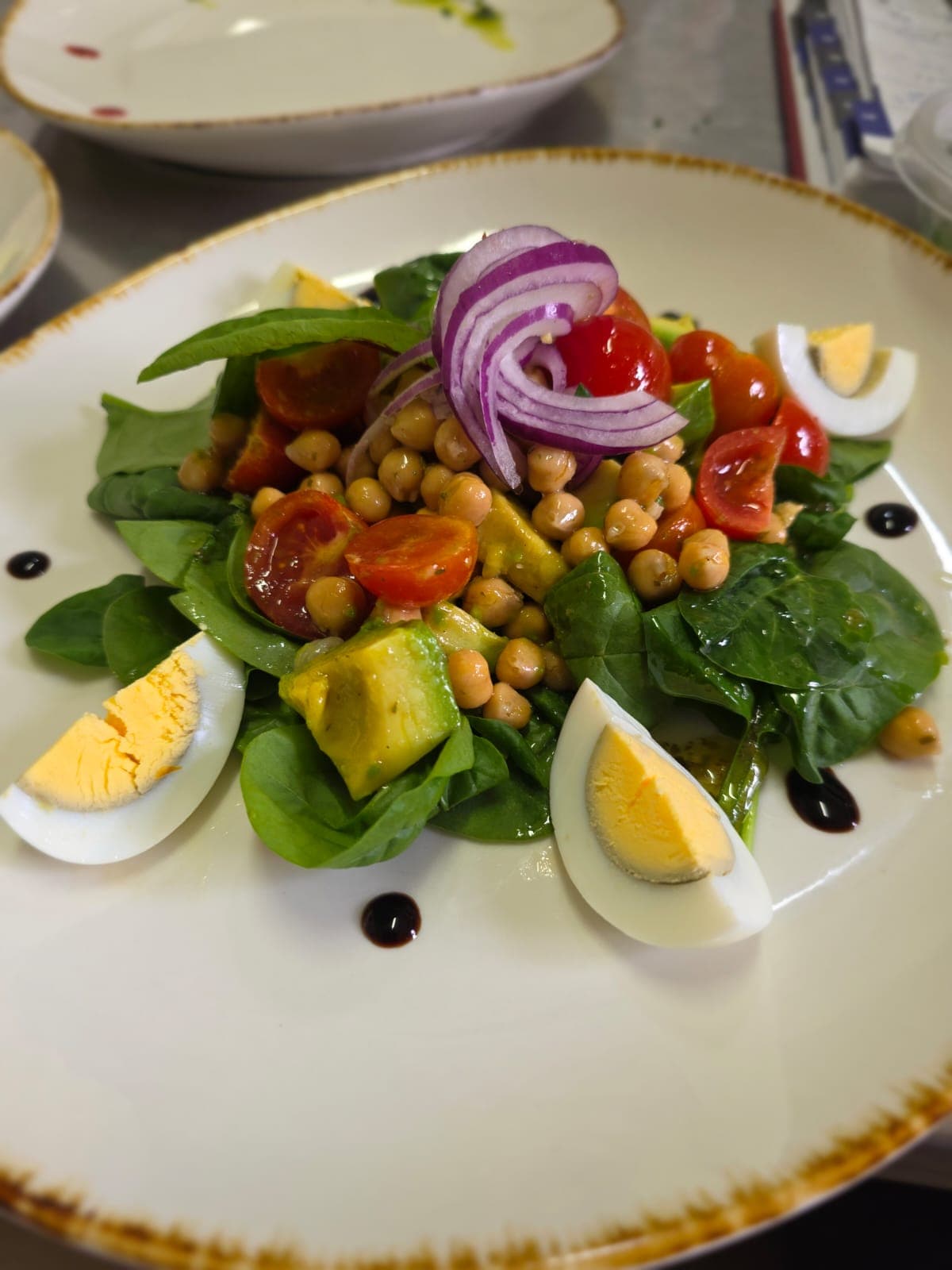 Sałatka z jajkiem, avocado i ciecierzycą ze świeżym szpinakiem (250g)
