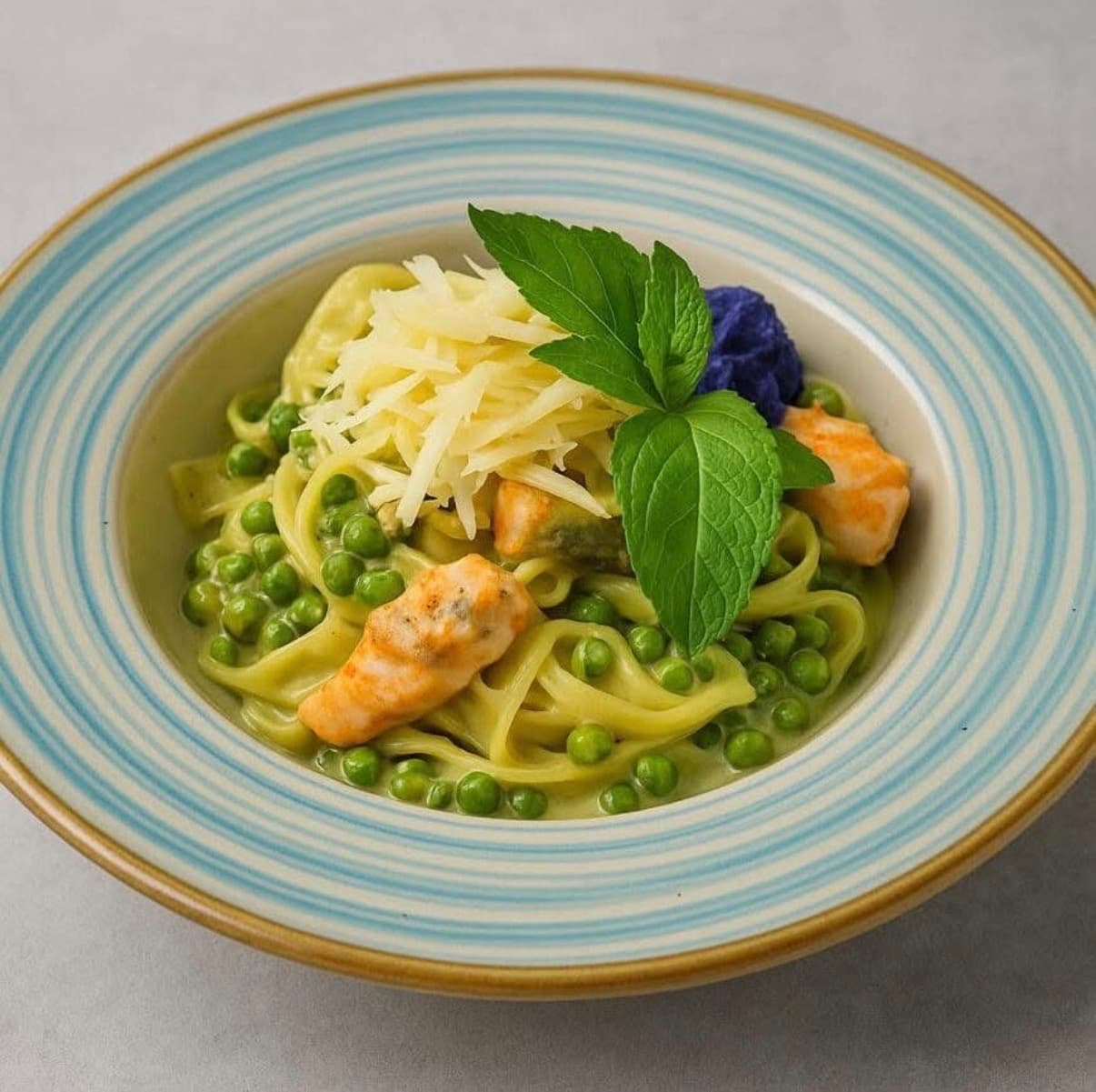Makaron papardelle z łososiem (80g) zielonym groszkiem doprawiony świeżą miętą (400g)