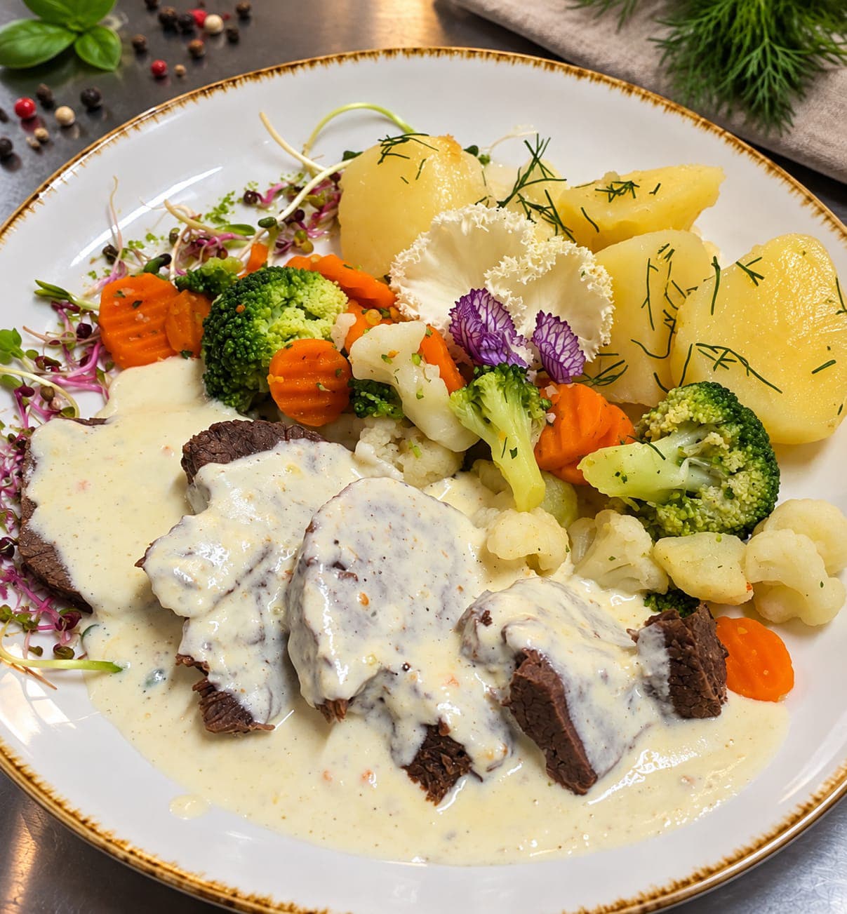 Sztuka mięsa wołowa (150g) w sosie chrzanowym z ziemniakami i warzywami blanszowanymi