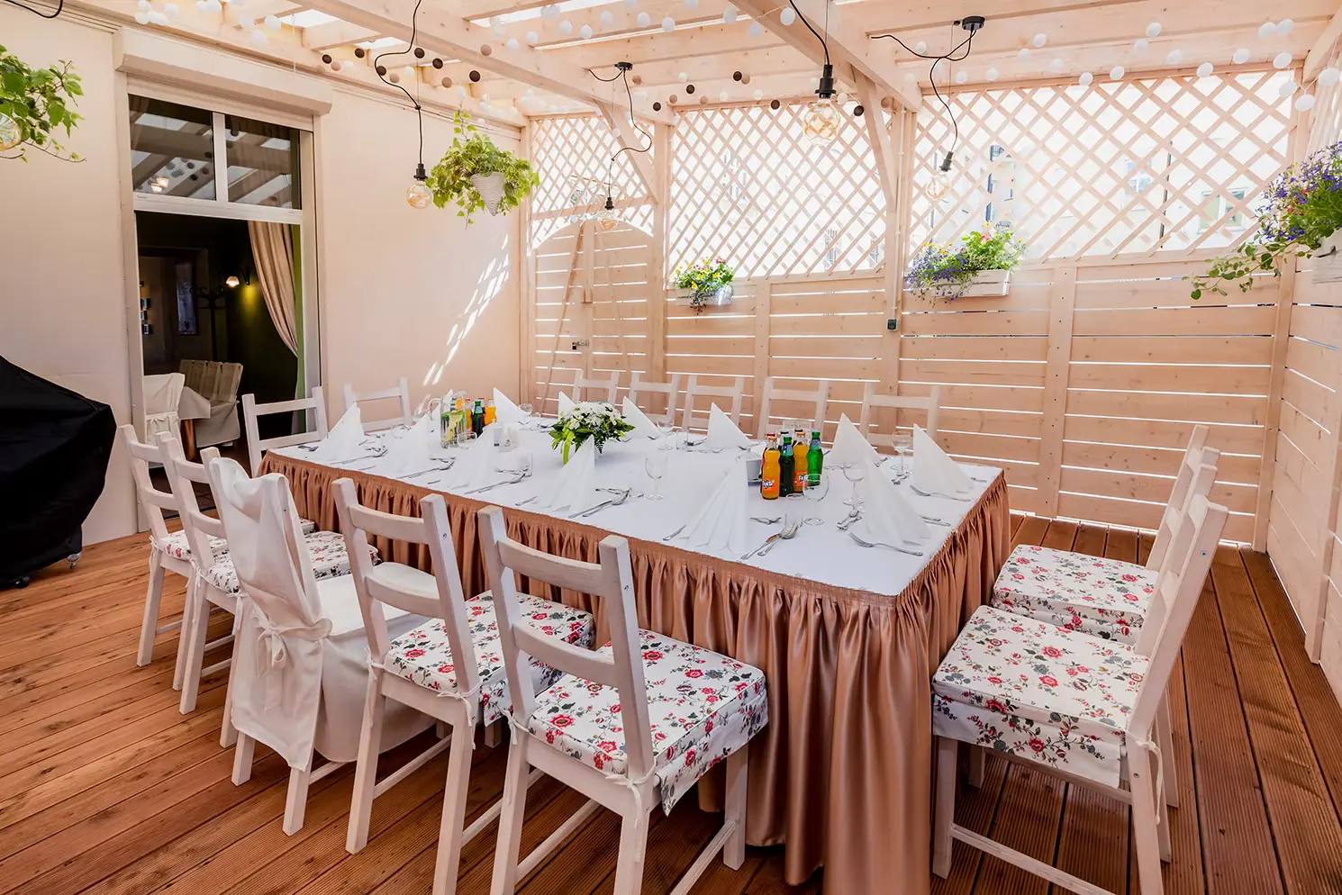 Letnie patio - widok z boku na nakryty stół