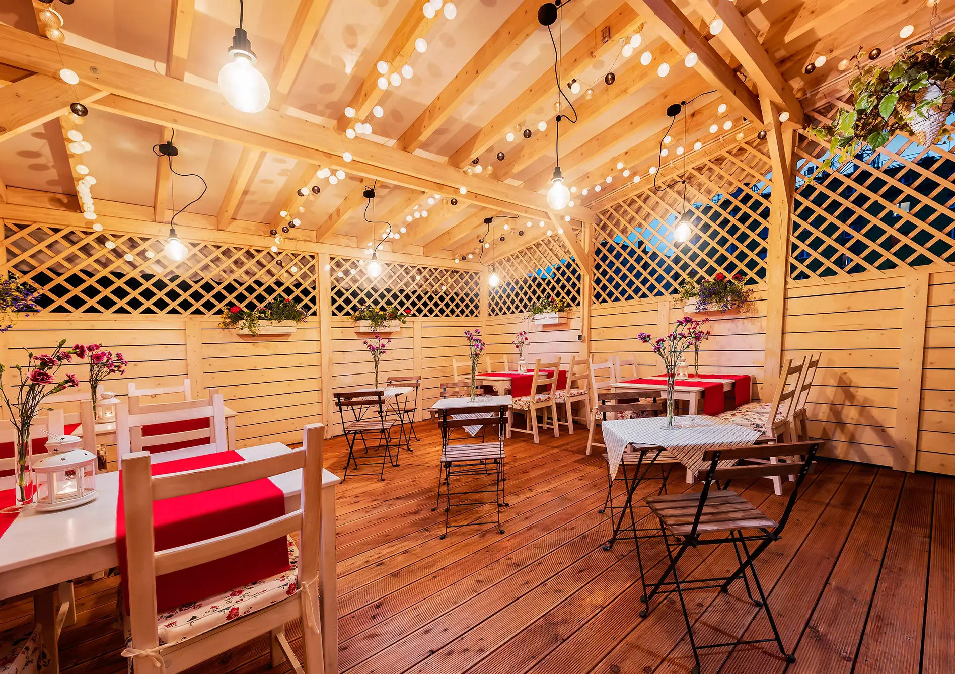 Letnie patio - widok ogólny wieczorem z lampkami